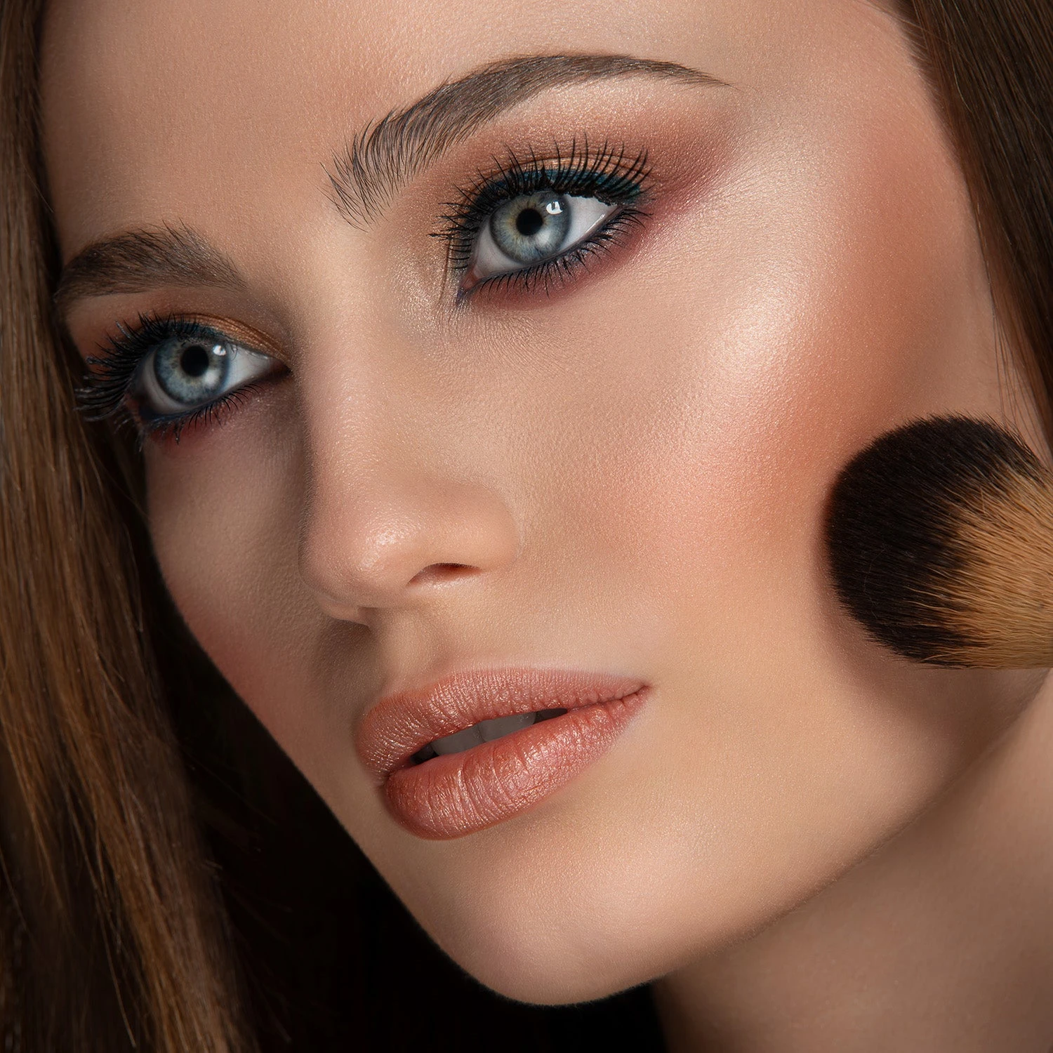 Pennello Blush Bombato Per Un Effetto “Bonne Mine” N°28 2 Pennello Blush Bombato Per Un Effetto “Bonne Mine” N°28 - immagine 2